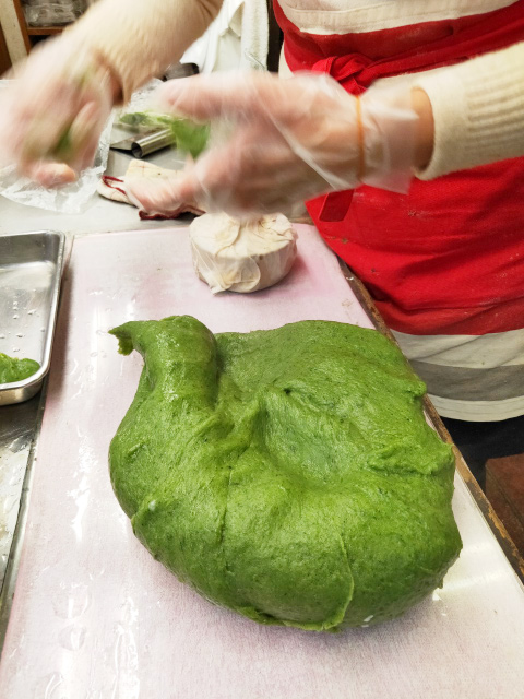 よもぎだんごが出来るまで 1.春先に取れた新芽を使っております - 02